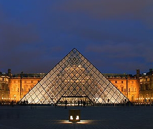 le_louvre_-_cour_napoleon_-_panorama.